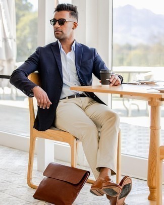 Brown Leather Loafers Summer Outfits For Men: Choose a navy blazer and beige chinos and be prepared to get the status of a visionary in the menswear department. Take this ensemble in a dressier direction by rocking a pair of brown leather loafers. As you know, the trick to getting through the hottest time of year is choosing summery combos like this one.