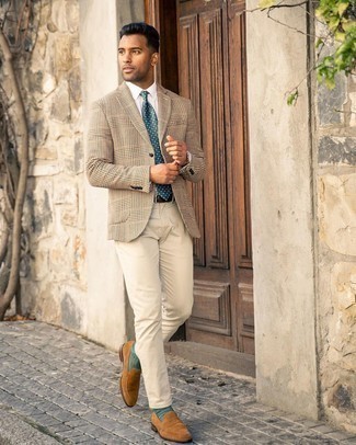 Tan Blazer Outfits For Men: A tan blazer and beige chinos: this is it, the look of your dreams. If you wish to effortlessly dial up your look with shoes, why not complete your outfit with brown suede loafers?