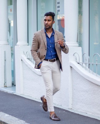 Tan Blazer Outfits For Men: Teaming a tan blazer with white chinos is a smart idea for a casually neat ensemble. Bump up the classiness of your look a bit by slipping into dark brown leather tassel loafers.