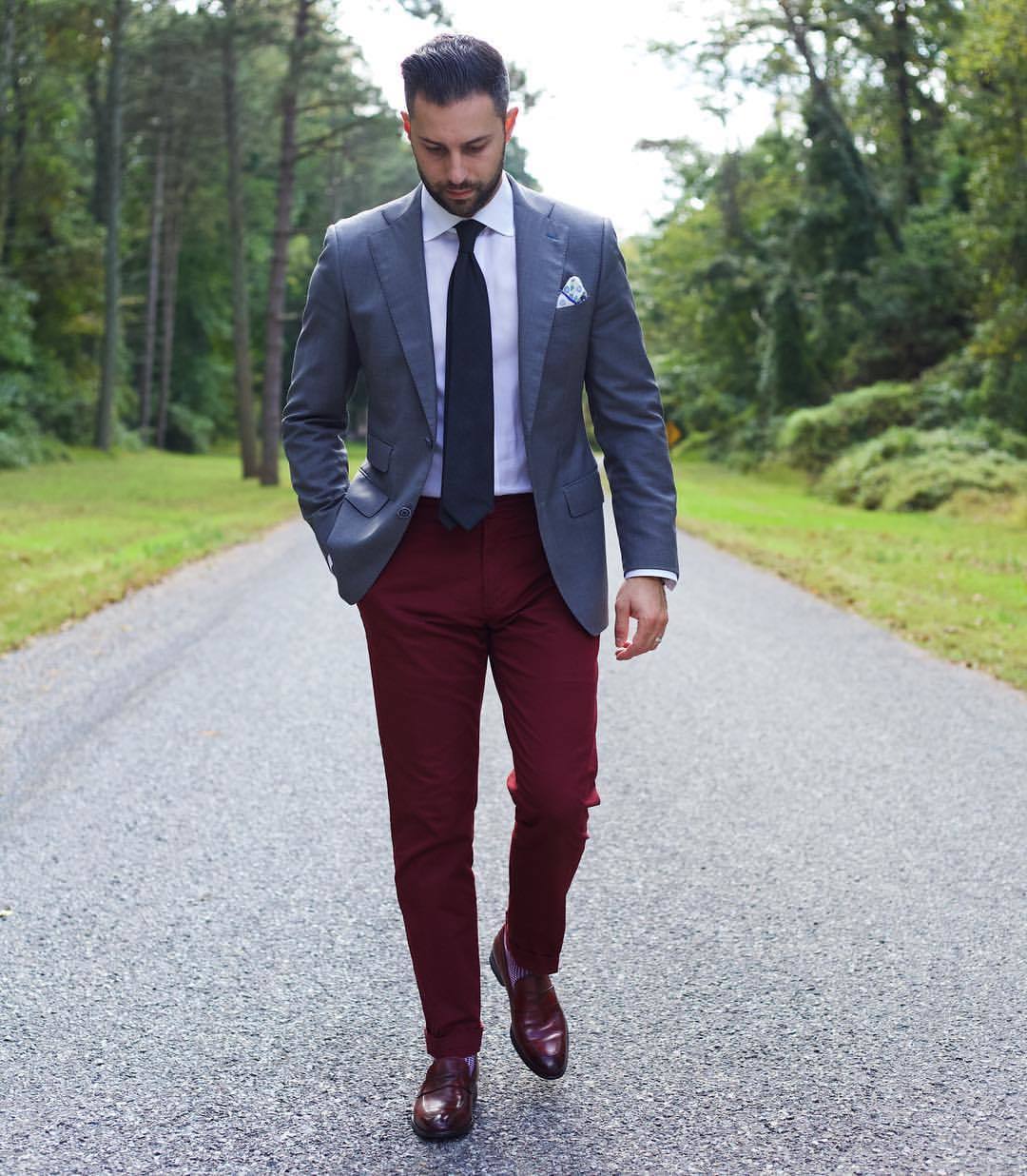 Бордовые брюки мужские образы