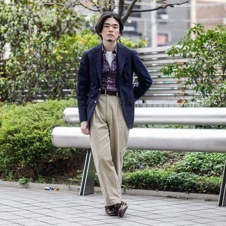 This combo of a navy blazer and beige chinos is indisputable proof that a pared down getup can still be really interesting. And if you wish to instantly dial down this ensemble with one single item, why not complete your getup with a pair of dark brown leather boat shoes?