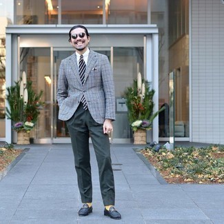 Multi colored Pocket Square Outfits: No matter where you go over the course of the day, you can always rely on this off-duty combination of a grey plaid wool blazer and a multi colored pocket square. And if you want to immediately up the style ante of this outfit with shoes, complement your outfit with black leather loafers.