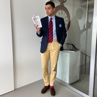 Burgundy Socks Outfits For Men: One of the most popular ways for a man to style out a navy wool blazer is to marry it with burgundy socks for a laid-back getup. Go ahead and introduce a pair of dark brown suede loafers to this ensemble for an added dose of class.