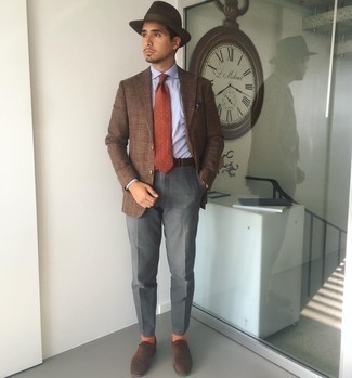 Dark Brown Suede Oxford Shoes Outfits: Teaming a dark brown blazer and grey dress pants will prove your outfit coordination chops. The whole outfit comes together if you introduce a pair of dark brown suede oxford shoes to this look.