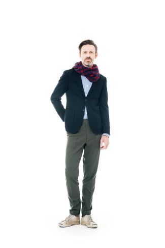 Red and Navy Plaid Scarf Outfits For Men: Consider pairing a navy wool blazer with a red and navy plaid scarf for equally stylish and easy-to-wear getup. Clueless about how to round off this look? Rock white low top sneakers to kick it up.