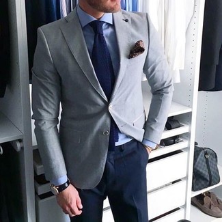 Grey Blazer Warm Weather Outfits For Men: You're looking at the undeniable proof that a grey blazer and navy dress pants look awesome when worn together in a polished outfit for today's gent.