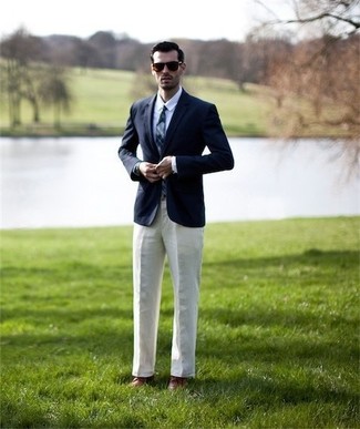 This classy combo of a navy blazer and beige dress pants is a must-try look for today's gentleman. If you're wondering how to round off, complement your getup with a pair of brown leather derby shoes.