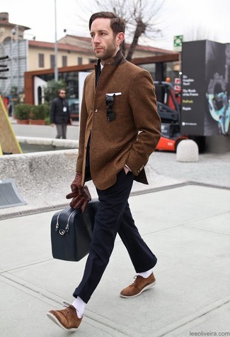 Black Scarf Outfits For Men: Something as simple as opting for a brown wool blazer and a black scarf can potentially set you apart from the crowd. Play down the casualness of this ensemble by finishing off with brown suede derby shoes.