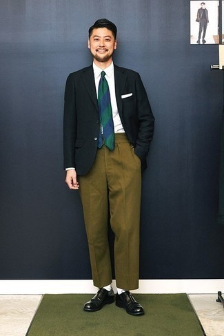 Dark Green Dress Pants Outfits For Men: Try teaming a dark green blazer with dark green dress pants to exude elegance and polish. The whole getup comes together when you introduce black leather oxford shoes to the equation.