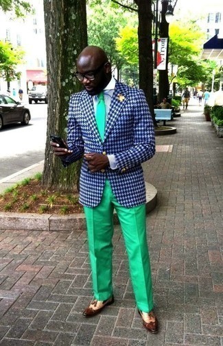 Green Dress Pants with Green Tie Outfits For Men: A navy and white blazer and green dress pants are absolute wardrobe heroes if you're picking out a classic wardrobe that holds to the highest menswear standards. Our favorite of a ton of ways to finish off this look is with a pair of brown leather tassel loafers.