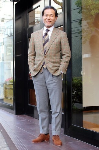 Beige Horizontal Striped Tie Outfits For Men: When it comes to timeless smart style, this pairing of a tan plaid blazer and a beige horizontal striped tie never disappoints. All you need is a nice pair of tobacco suede derby shoes.