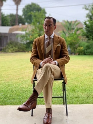 Brown Socks Outfits For Men: This is undeniable proof that a tan blazer and brown socks are awesome when married together in a relaxed casual outfit. Introduce brown leather loafers to the mix to change things up a bit.