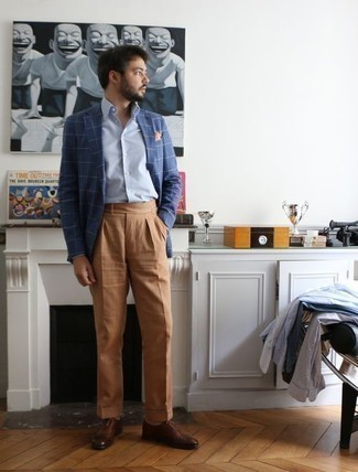 Tan Pocket Square Outfits: This off-duty pairing of a blue check blazer and a tan pocket square is clean, sharp and extremely easy to recreate. Tone down the casualness of your ensemble by rounding off with brown leather oxford shoes.