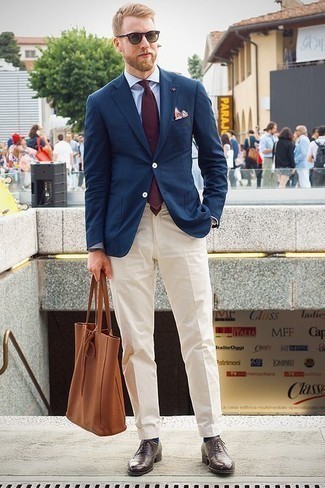 Beige Leather Tote Bag Outfits For Men: To achieve a laid-back ensemble with a modern twist, wear a navy blazer and a beige leather tote bag. To give this look a more sophisticated aesthetic, why not complement your look with dark brown leather oxford shoes?