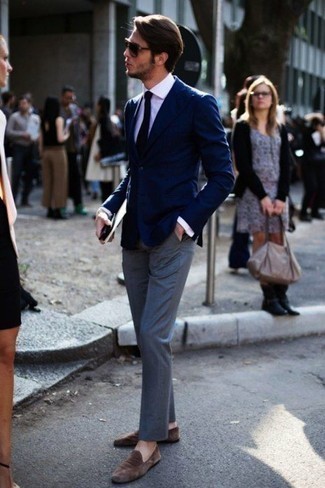 Grey Dress Pants with Brown Suede Loafers Outfits For Men In Their 30s: Go all out in a navy blazer and grey dress pants. Complete this getup with a pair of brown suede loafers et voila, this look is complete. Incredibly stylish, this outfit is also age-appropriate for a 30-something.