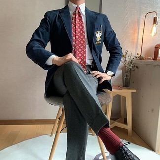 Burgundy Print Tie Outfits For Men: Loving how this pairing of a navy embroidered blazer and a burgundy print tie instantly makes a man look elegant and smart. Give a more elegant twist to your look by slipping into black leather oxford shoes.