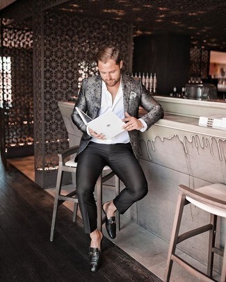 Grey Print Blazer Outfits For Men: A grey print blazer and black dress pants are worth adding to your list of closet must-haves. Our favorite of a myriad of ways to complement this outfit is with a pair of black leather loafers.