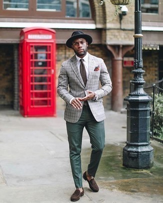Red Pocket Square Outfits: For something more on the cool and laid-back side, you can dress in a grey plaid blazer and a red pocket square. To bring out a classy side of you, complete this getup with a pair of dark brown suede loafers.