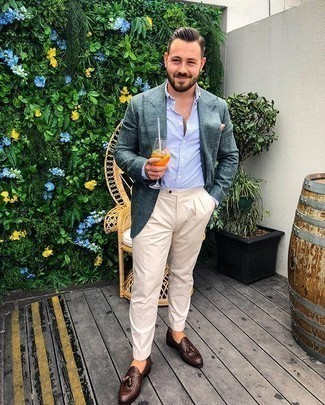 Tan Pocket Square Outfits: You'll be amazed at how very easy it is for any man to put together a casual street style ensemble like this. Just a dark green blazer matched with a tan pocket square. Make this look a bit more sophisticated by finishing off with dark brown woven leather tassel loafers.