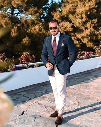 Tan Pocket Square Outfits: A navy blazer and a tan pocket square are the kind of a never-failing casual ensemble that you need when you have no extra time. Rev up your look by sporting a pair of dark brown suede tassel loafers.