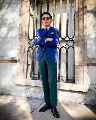 Mint Pocket Square Outfits: If you prefer relaxed dressing, why not try pairing a blue blazer with a mint pocket square? Let your expert styling truly shine by complementing your look with a pair of black leather loafers.
