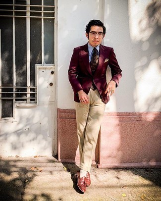 Burgundy Paisley Tie Outfits For Men: For a look that's refined and Kingsman-worthy, choose a burgundy blazer and a burgundy paisley tie. For extra style points, complement this ensemble with a pair of tobacco leather tassel loafers.