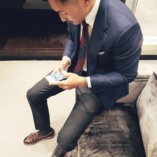 Charcoal Dress Pants Outfits For Men: Opt for a navy blazer and charcoal dress pants and you'll ooze elegance and polish. This look is complemented nicely with brown leather tassel loafers.