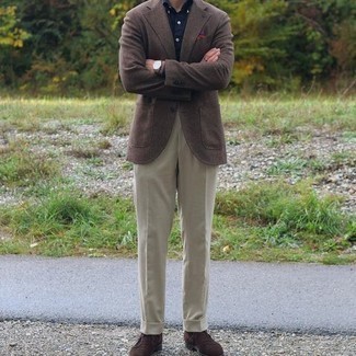 Beige Dress Pants Outfits For Men: A brown wool blazer looks so elegant when paired with beige dress pants. Infuse a dose of stylish casualness into this getup by wearing a pair of dark brown suede desert boots.