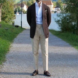 Beige Dress Pants Outfits For Men: Channel your inner British gentleman and try pairing a dark brown blazer with beige dress pants. Complement your ensemble with a pair of dark brown leather loafers et voila, your outfit is complete.