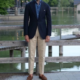 Beige Dress Pants Outfits For Men: Combining a navy blazer and beige dress pants is a surefire way to inject your day-to-day styling arsenal with some rugged refinement. The whole outfit comes together when you complement your ensemble with brown suede tassel loafers.