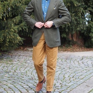 Olive Blazer Outfits For Men: Choose an olive blazer and tobacco dress pants for a proper classy ensemble. Let your sartorial sensibilities truly shine by completing this look with a pair of tobacco suede tassel loafers.