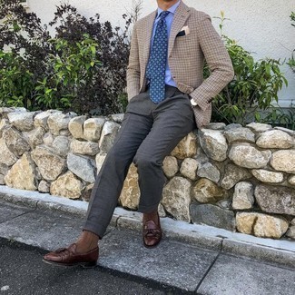 Tan Houndstooth Blazer Outfits For Men: This sophisticated pairing of a tan houndstooth blazer and charcoal dress pants is a frequent choice among the sartorially superior gentlemen. Brown leather tassel loafers are a smart choice to complement your look.