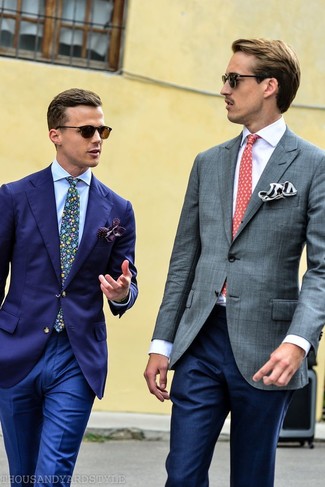 Purple Pocket Square Outfits: Pair a navy blazer with a purple pocket square for relaxed dressing from head to toe.