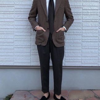 Charcoal Dress Pants Outfits For Men: Choose a brown houndstooth blazer and charcoal dress pants to look modern and stylish. Let your styling savvy truly shine by rounding off this ensemble with a pair of black suede tassel loafers.
