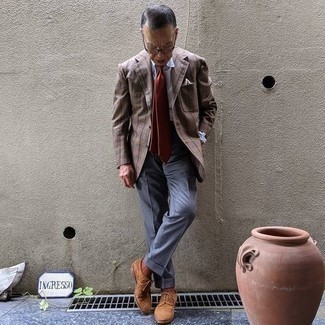Brown Suede Oxford Shoes Outfits: This refined combo of a brown plaid blazer and blue dress pants is a common choice among the fashion-savvy gents. Feeling venturesome today? Switch things up by rocking brown suede oxford shoes.