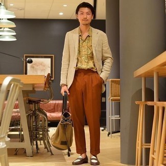 Tan Canvas Backpack Outfits For Men: Team a beige blazer with a tan canvas backpack to put together an interesting and urban outfit. Balance your look with a more refined kind of shoes, such as these brown leather loafers.