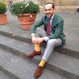 Mustard Socks Outfits For Men: Marrying a dark green blazer with mustard socks is an on-point option for an off-duty but seriously stylish getup. Spice up your ensemble with a more elegant kind of shoes, like these brown suede oxford shoes.