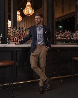 Dark Brown Socks Outfits For Men: Try teaming a navy blazer with dark brown socks to pull together a truly sharp and off-duty outfit. Add dark brown leather oxford shoes to your getup to instantly boost the classy factor of this outfit.
