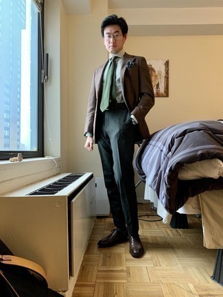 Brown Blazer with Green Shirt Outfits For Men: Make a bold entrance anywhere you go by opting for a brown blazer and a green shirt. To give your outfit a dressier twist, why not complement your outfit with dark brown leather oxford shoes?