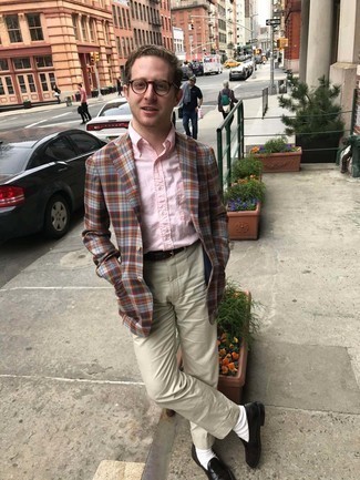 Multi colored Plaid Blazer Outfits For Men: Choose a multi colored plaid blazer and beige dress pants for a sleek elegant ensemble. Introduce black leather loafers to the equation and ta-da: the outfit is complete.