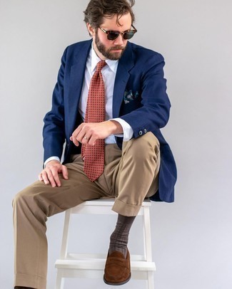 Teal Sunglasses Outfits For Men: A navy blazer and teal sunglasses make for the ultimate laid-back style for any modern guy. To give this look a more polished spin, complete this ensemble with brown suede loafers.