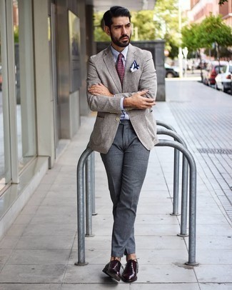 Burgundy Leather Oxford Shoes Outfits: Elevate your sprezzatura game to new heights in a grey linen blazer and charcoal dress pants. Let your sartorial credentials really shine by finishing this getup with burgundy leather oxford shoes.