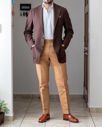 Olive Socks Outfits For Men: A brown blazer and olive socks are the perfect base for an endless number of looks. Finishing off with a pair of tobacco leather loafers is the most effective way to breathe a touch of polish into this outfit.