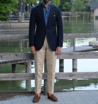 Navy Blazer Warm Weather Outfits For Men: Make a navy blazer and beige dress pants your outfit choice if you're going for a neat, stylish outfit. Let your sartorial skills really shine by finishing off your outfit with a pair of brown suede tassel loafers.
