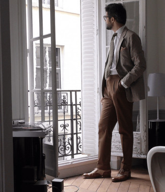 Brown Print Tie Outfits For Men: Parade your refined side by opting for a brown blazer and a brown print tie. Now all you need is a cool pair of brown leather brogues to complement this ensemble.