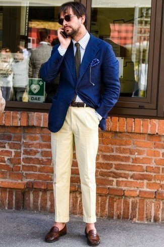 Navy and White Pocket Square Outfits: We all seek practicality when it comes to fashion, and this contemporary combo of a navy blazer and a navy and white pocket square is a wonderful example of that. Finishing with a pair of brown leather loafers is a surefire way to bring a dash of class to your look.