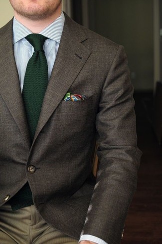 Green Pocket Square Outfits: Try pairing a dark brown blazer with a green pocket square, if you appreciate relaxed dressing but would also like to look dapper.