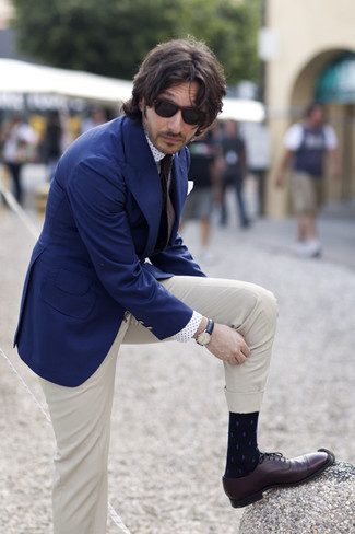 Navy Print Socks Outfits For Men: For comfort without the need to sacrifice on fashion, we love this combination of a navy blazer and navy print socks. You could take the classic route on the shoe front by finishing off with a pair of dark brown leather oxford shoes.