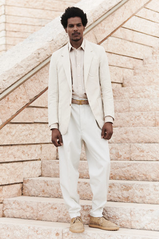 Tan Suede Desert Boots Outfits: Marrying a beige linen blazer and white dress pants is a surefire way to infuse rugged refinement into your wardrobe. Get a little creative with shoes and complement this look with a pair of tan suede desert boots.