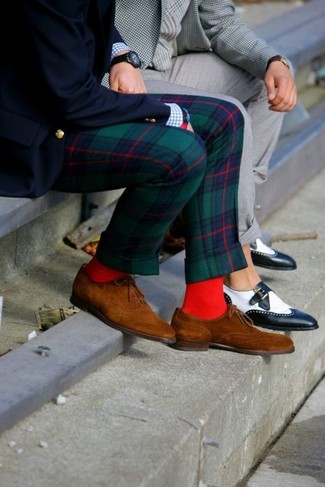 Tobacco Suede Oxford Shoes Outfits: Channel your inner James Bond and choose a navy blazer and navy and green plaid dress pants. Why not take a classic approach with shoes and add a pair of tobacco suede oxford shoes to this ensemble?